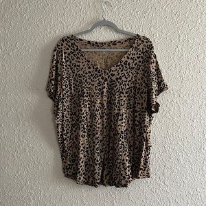 Old Navy Cheetah Print V Neck Tee. XXL